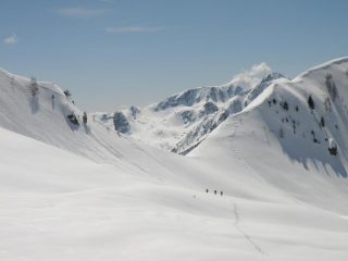 Verso il passo con 3 ciaspolatori che mi precedono