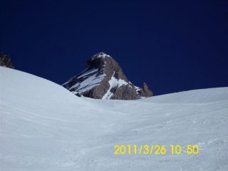 Il Pic fa capolino, sul ripido pendio poco sopra le grange