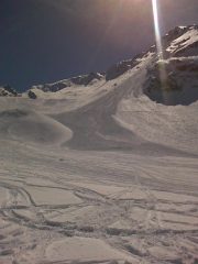 Grande  valanga  che  prende  anche  la  parte  bassa della traccia  di salita. Meditare....