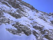 la traccia di discesa, sul pendio basale