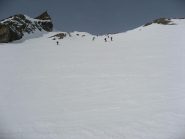 inizia la discesa sul ripido pendio...