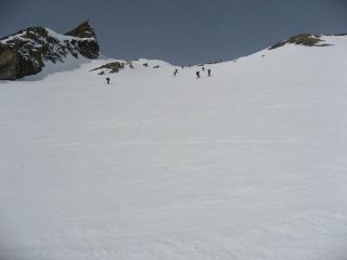 inizia la discesa sul ripido pendio...