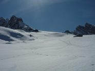 Gias soprano di Sestrera con il Rifugio alla sommità