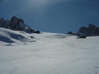 Gias soprano di Sestrera con il Rifugio alla sommità