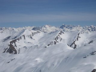 ampio panorama: sullo sfondo il Monviso