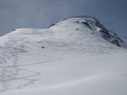 il triangolare pendio settentrionale della cima