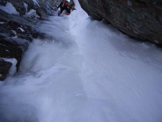 in salita sulla  cascata