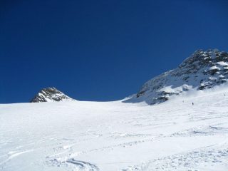 L'ampio ghiacciaio verso il colle