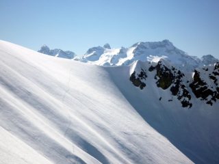 Sullo sfondo il Gelas
