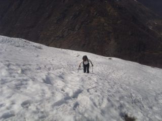 02 - salendo dal sentiero utili le ciascpole per non afondare fino al ginocchio..