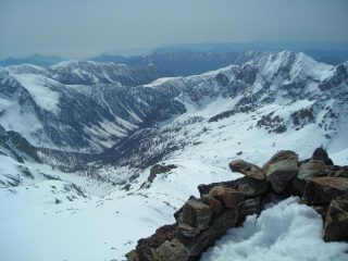 Il Vallone del Boreon e rif. dalla vetta.