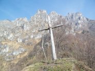 La bastionata rocciosa che domina Pianca