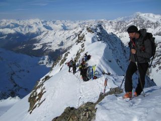 la vetta inizia ad affollarsi