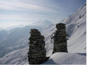Fra queste due perfette opere murarie emerge il M.Bo...
