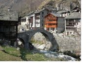 Rassa e il suo bel ponte Romanico sul Gronda