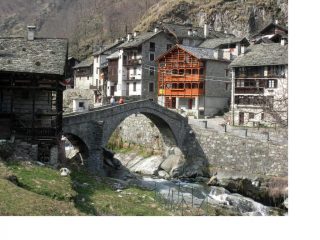 Rassa e il suo bel ponte Romanico sul Gronda