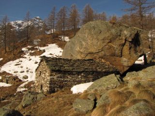 la balma sullo sfondo il monte colombino