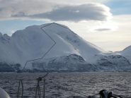 In navigazione, uno sguardo alla vetta, con l'itineraio di salita e parte della discesa