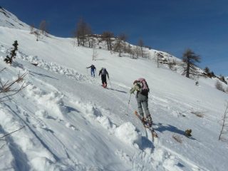 Sui ripidi pendii verso le casermette 