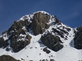 Dal lago Laus. Evidente la fascia di rocce che taglia a metà il canale.