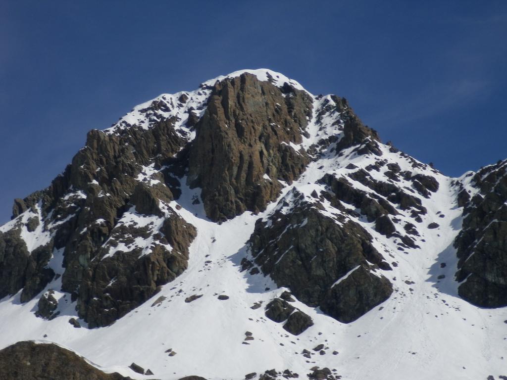 Dal lago Laus. Evidente la fascia di rocce che taglia a metà il canale.