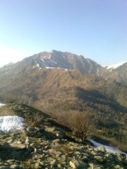 02 - Cresta sud Punta della Croce. Appare pulita (Studiata con binocolo) salvo 2 brevi passaggi. Dietro Costafiorita (Esposizione N) si è sicuri di trovare ancora neve...