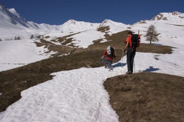 attraversando alcune lingue di neve nel Vallon Riou de Crouès (9-4-2011)