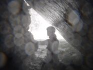Ugo in uscita dalla grotta