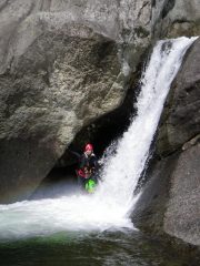 uscita dalla grotta  sotto cascata
