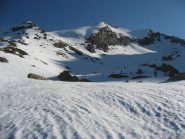 in salita il vallone a sinistra e la cresta di punta