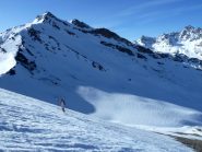 Salendo all'Alpet con la Pointe Basse de Mary sullo sfondo ancora in ombra