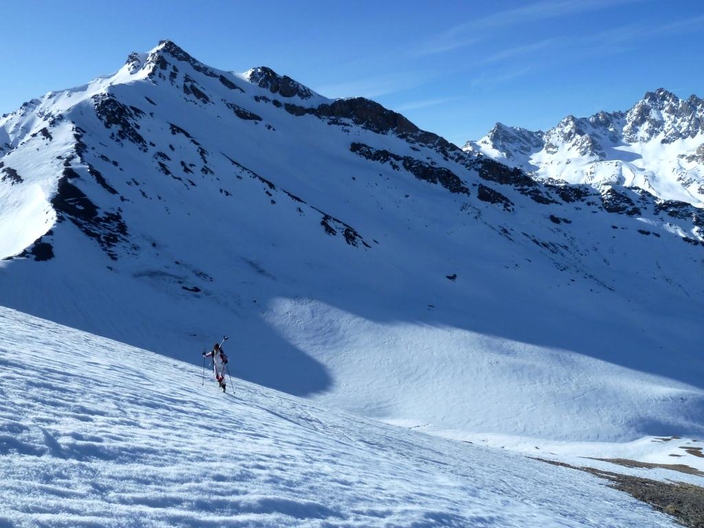 Salendo all'Alpet con la Pointe Basse de Mary sullo sfondo ancora in ombra