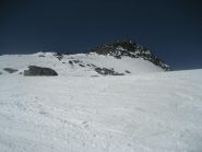 in prossimità del deposito sci, affollato...