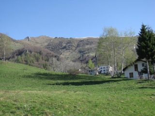 Arrivo a Maletto con sfondo il Bec di Nona