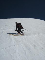 in discesa sulla dorsale sotto la cima
