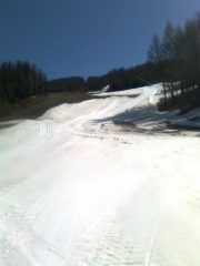 03 - La pista olimpica, l'unica con innevamento continuo da Sansicario, è un campo minato tra chiazze di terra e cingolate di mezzi vari