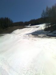 03 - La pista olimpica, l'unica con innevamento continuo da Sansicario, è un campo minato tra chiazze di terra e cingolate di mezzi vari