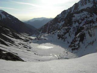 6.Lago sott. e rifugio dai pendii superiori.