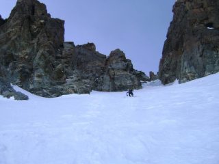 verso la biforcazione, a sx canali di dx, a dx ghiaccio verde sul Perotti