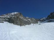 Salendo sul ghiacciaio della Roccia Viva  con la vetta sullo sfondo