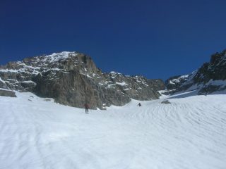 Salendo sul ghiacciaio della Roccia Viva  con la vetta sullo sfondo