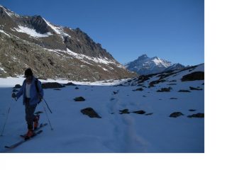 Alla Cima Meridionale di Seiva per il pian del Nivolet da Pont Valsavaranche con sfondo Grivola