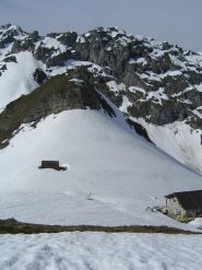 Salendo al Monte Testas, vista indietro verso il colle  e il Monte Balur