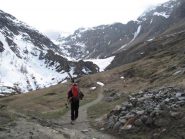 due passi con ski a spalle