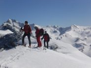 I 3 compari giungono sulla 