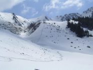 al ritorno, presso il Gias Madonna, vista indietro sulle tracce di salita alla gobba che precede il Gias Sup Serpentera