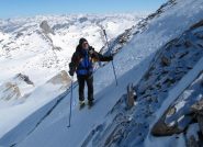 gli ultimi 50 m lasciamo gli sci in un posto comodo e calziamo i ramponi