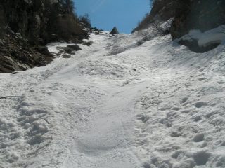 derapage in discesa nel canale