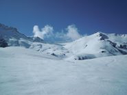 I pendii che adducono alla larga cresta e alla cima