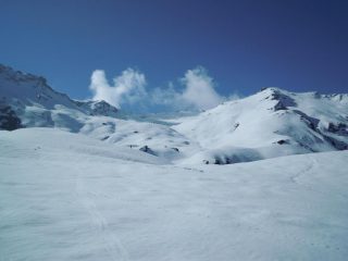 I pendii che adducono alla larga cresta e alla cima